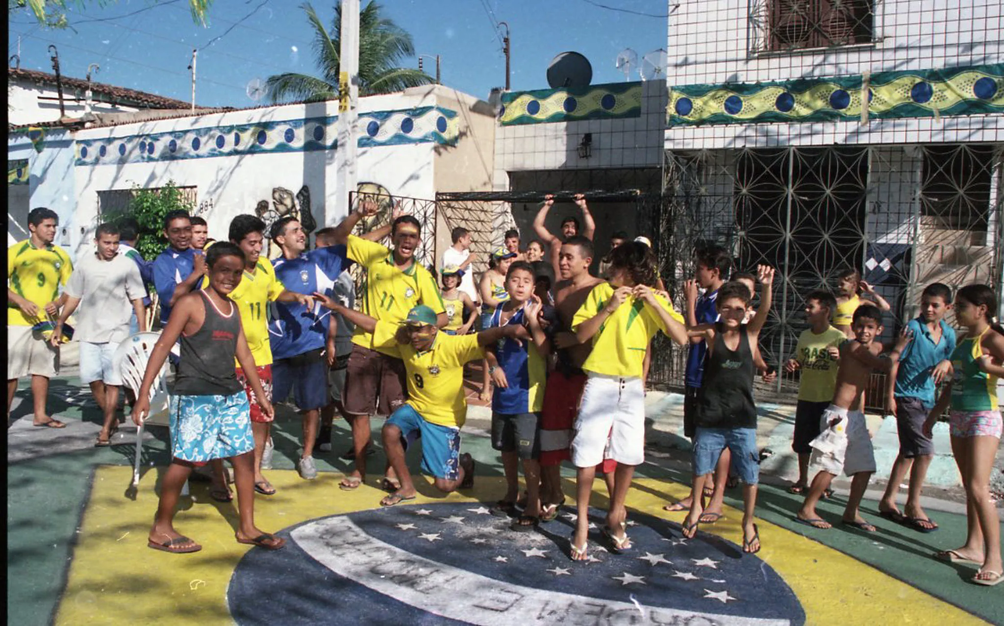 Crianças comemoram título no bairro Henrique Jorge