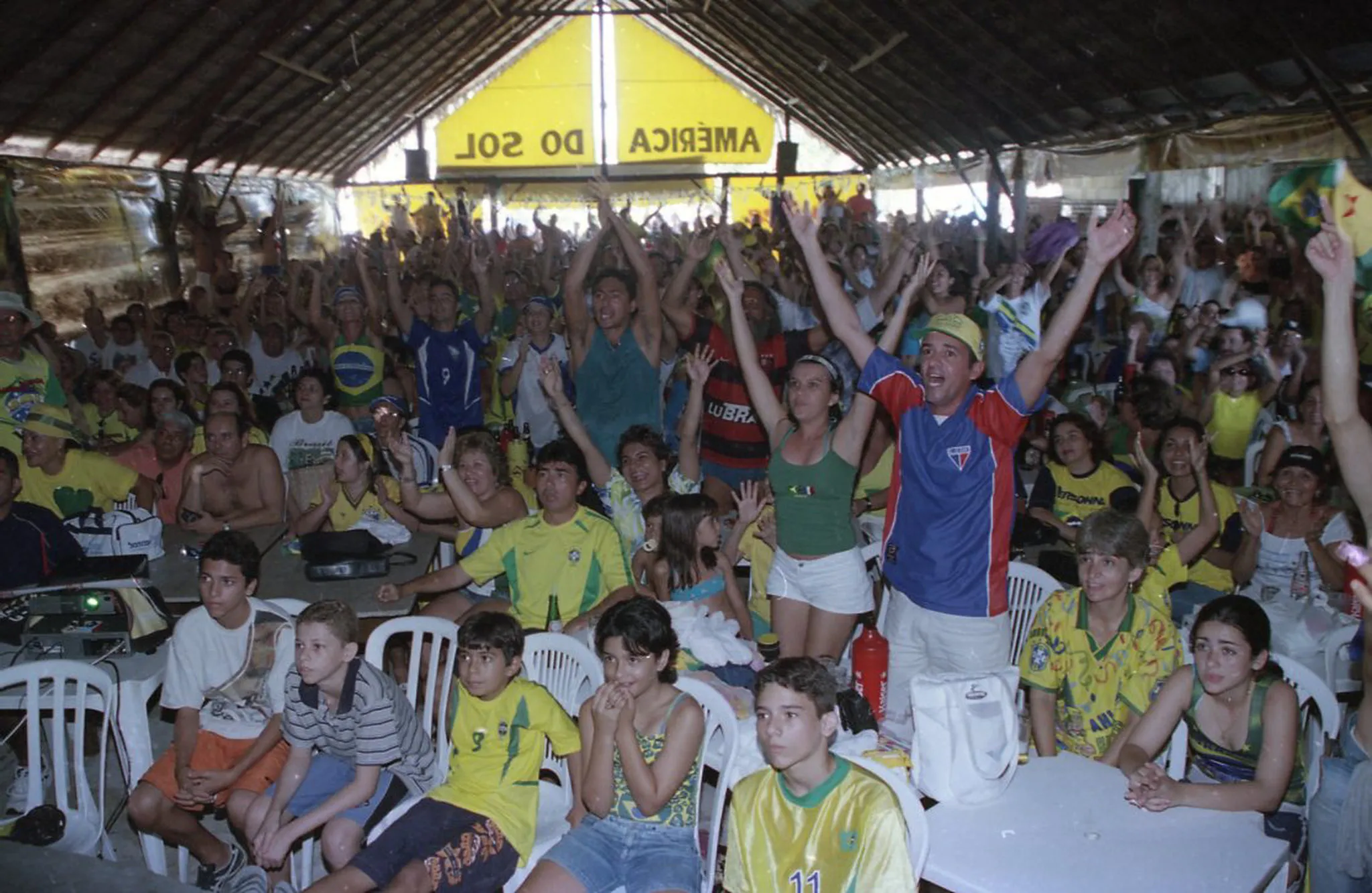 Torcedores comemoram título do Brasil na Praia do Futuro