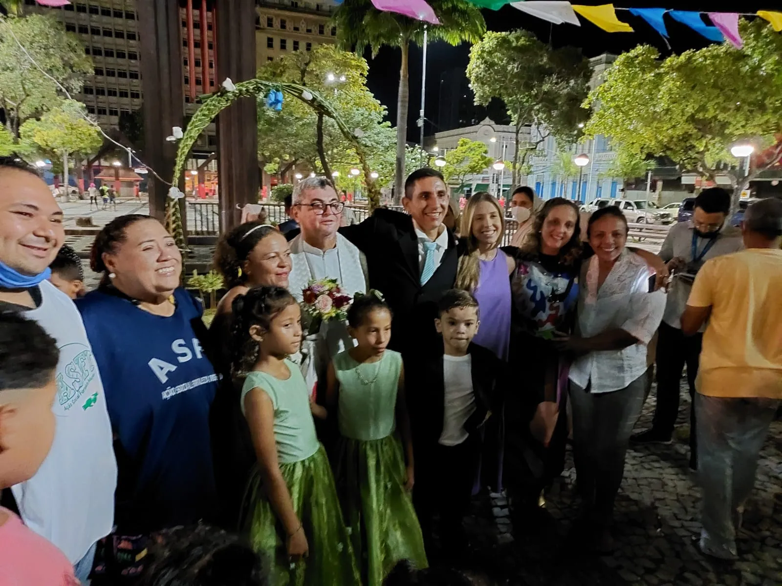 Casamento foi realizado na Praça do Ferreira, no Centro de Fortaleza, em uma festa organizada por voluntários