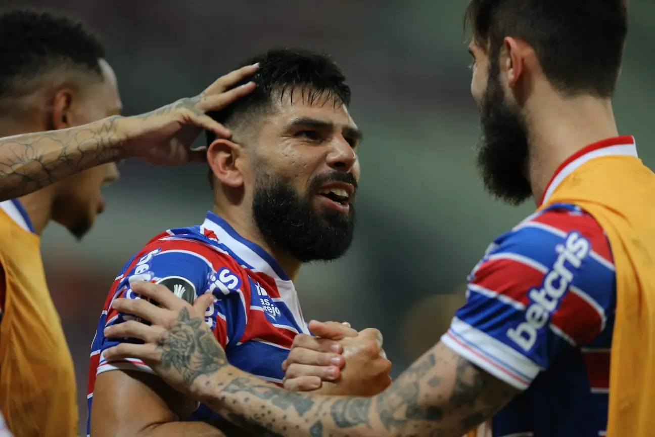 Silvio Romero comemora gol pelo Fortaleza