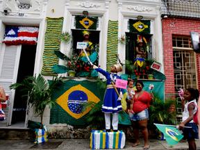 Fachada da residência decorada com temas relacionados à independência da Bahia, é vista no centro histórico da cidade de Salvador