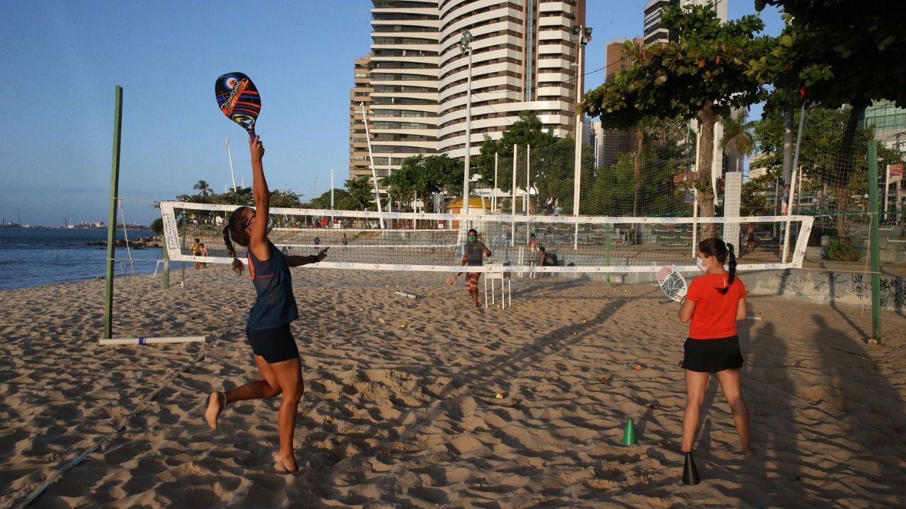 Beach tennis é modalidade em crescimento nas areias de orla de Fortaleza