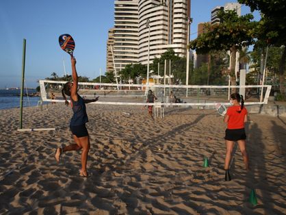 Beach tennis é modalidade em crescimento nas areias de orla de Fortaleza