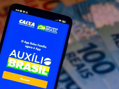 Celular com tela do auxílio brasil