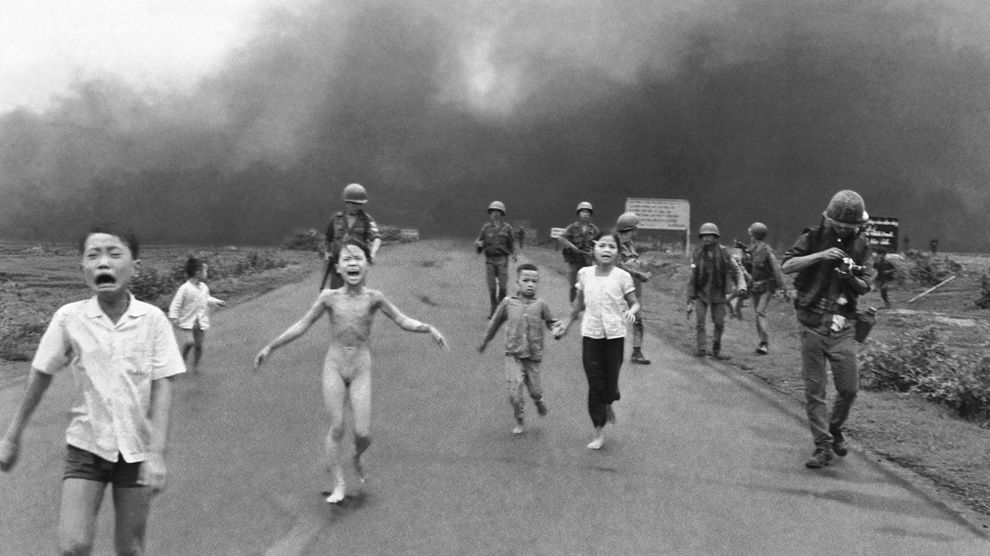 Foto histórica na Guerra do Vietnã mostra menina correndo após sua vila ser bombardeada.