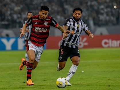 Disputa de bola entre jogadores de Flamengo e Atlético (MG)
