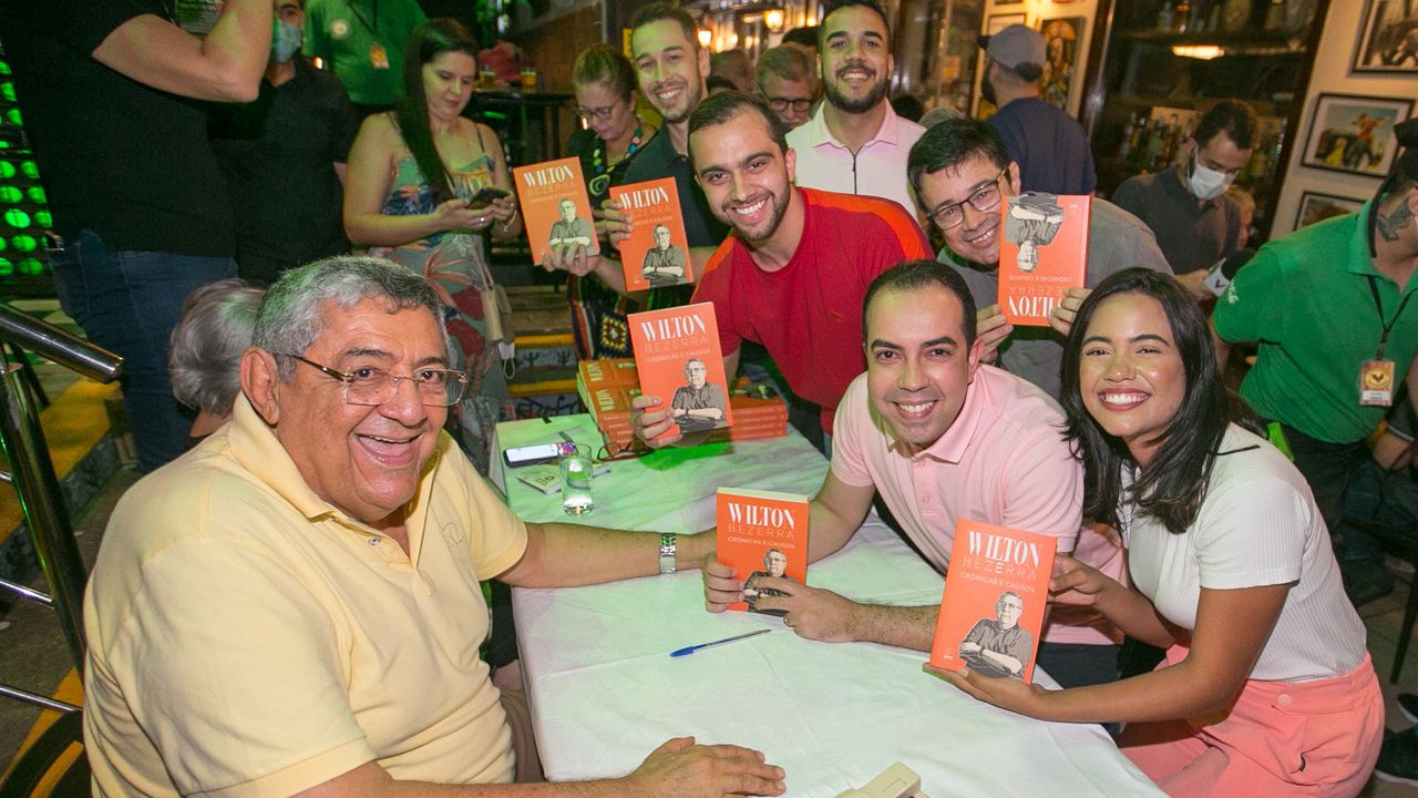 Wilton Bezerra recebeu amigos e admiradores em lançamento de livro em Fortaleza