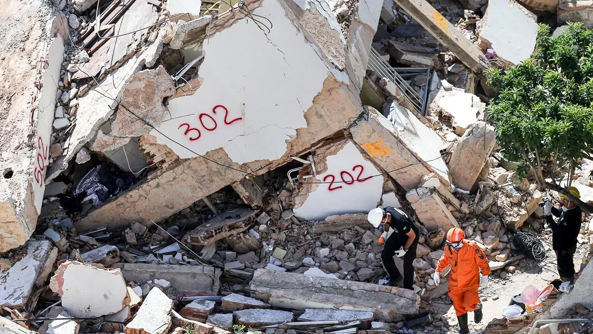 Bombeiros trabalharam sobre estrutura em risco de desabamento para salvar vítimas da queda do 