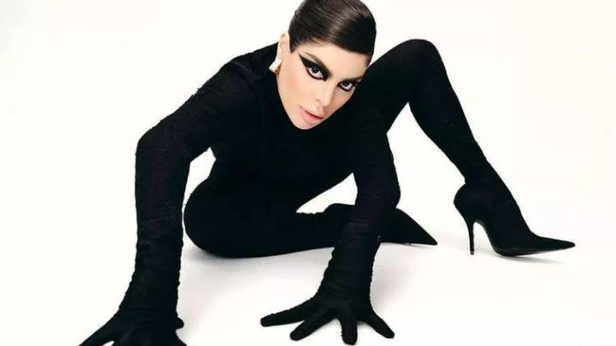 Gkay posa com look preto da Balenciaga avaliado em R$ 30 mil