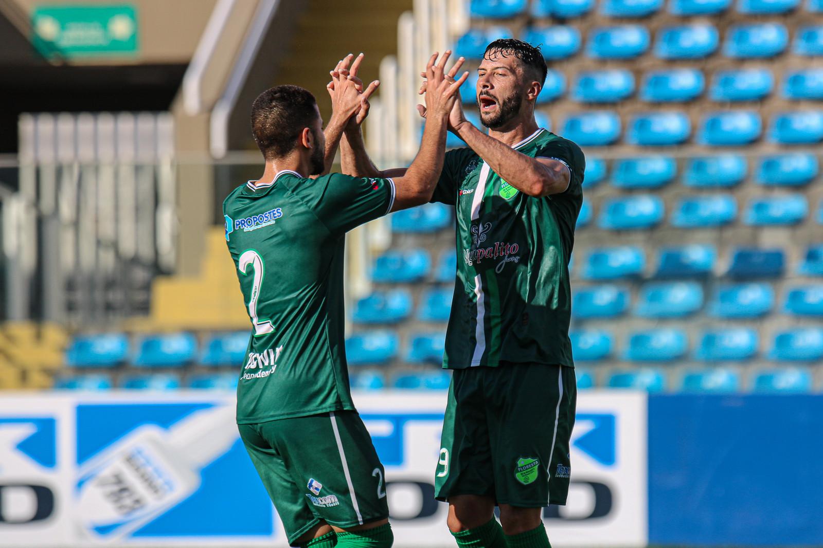 Atletas do Floresta comemoram gol