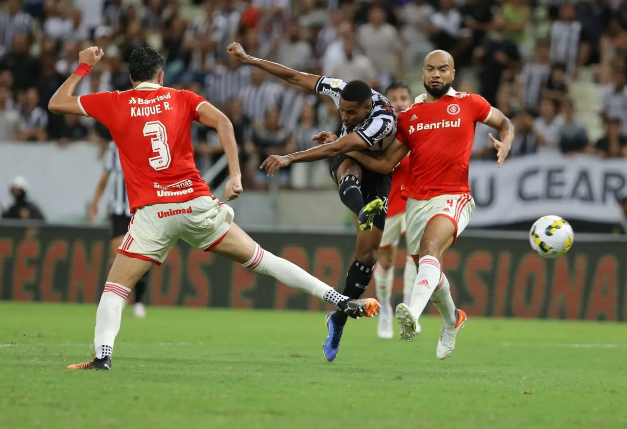 Iury Castilho em momento de finalização travado na marcação