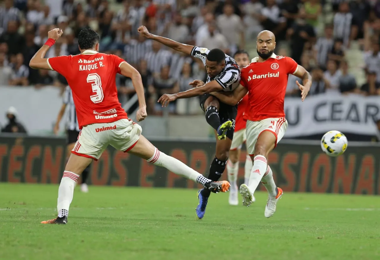Iury Castilho participou bastante do jogo e teve um gol anulado pelo VAR