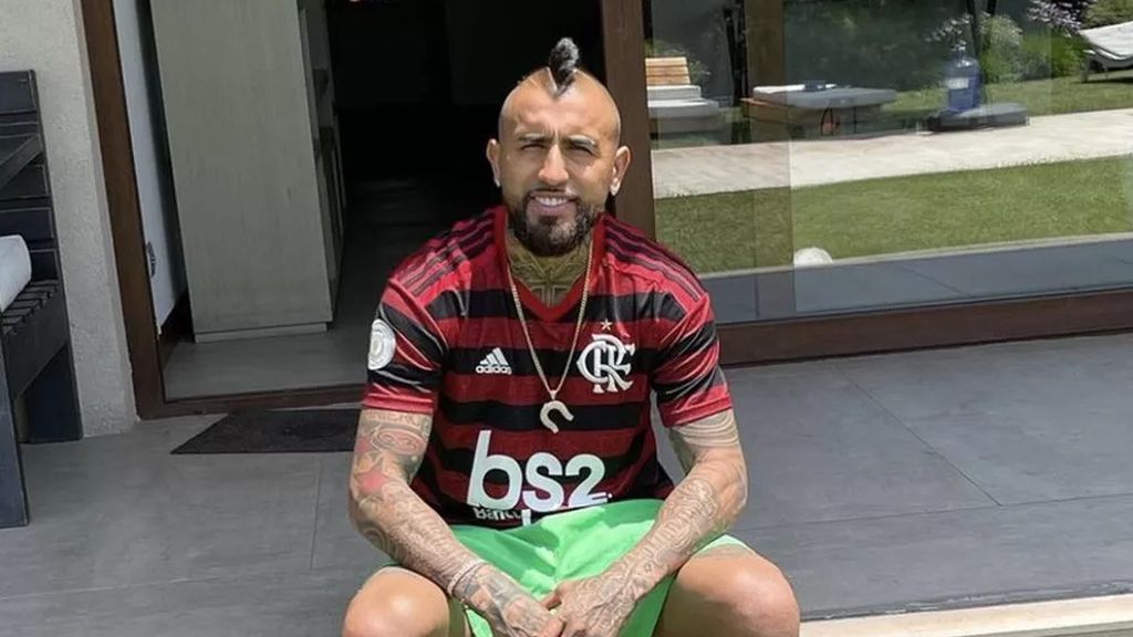 Vidal sentado com a camisa do Flamengo