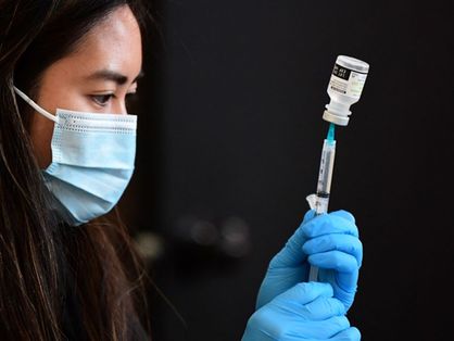 enfermeira preparando dose de vacina contra a covid-19