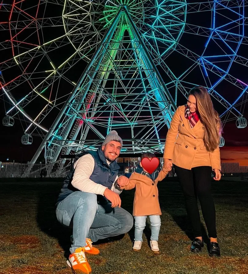 Família tinha de ocultar o rosto da criança em fotos publicadas nas redes sociais.