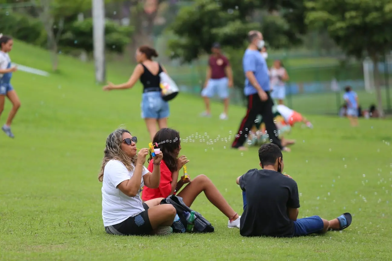 Pessoas no gramado do parque do Cocó
