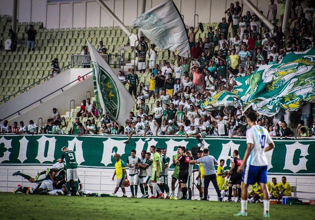 Imagem mostra grupo de jogadores