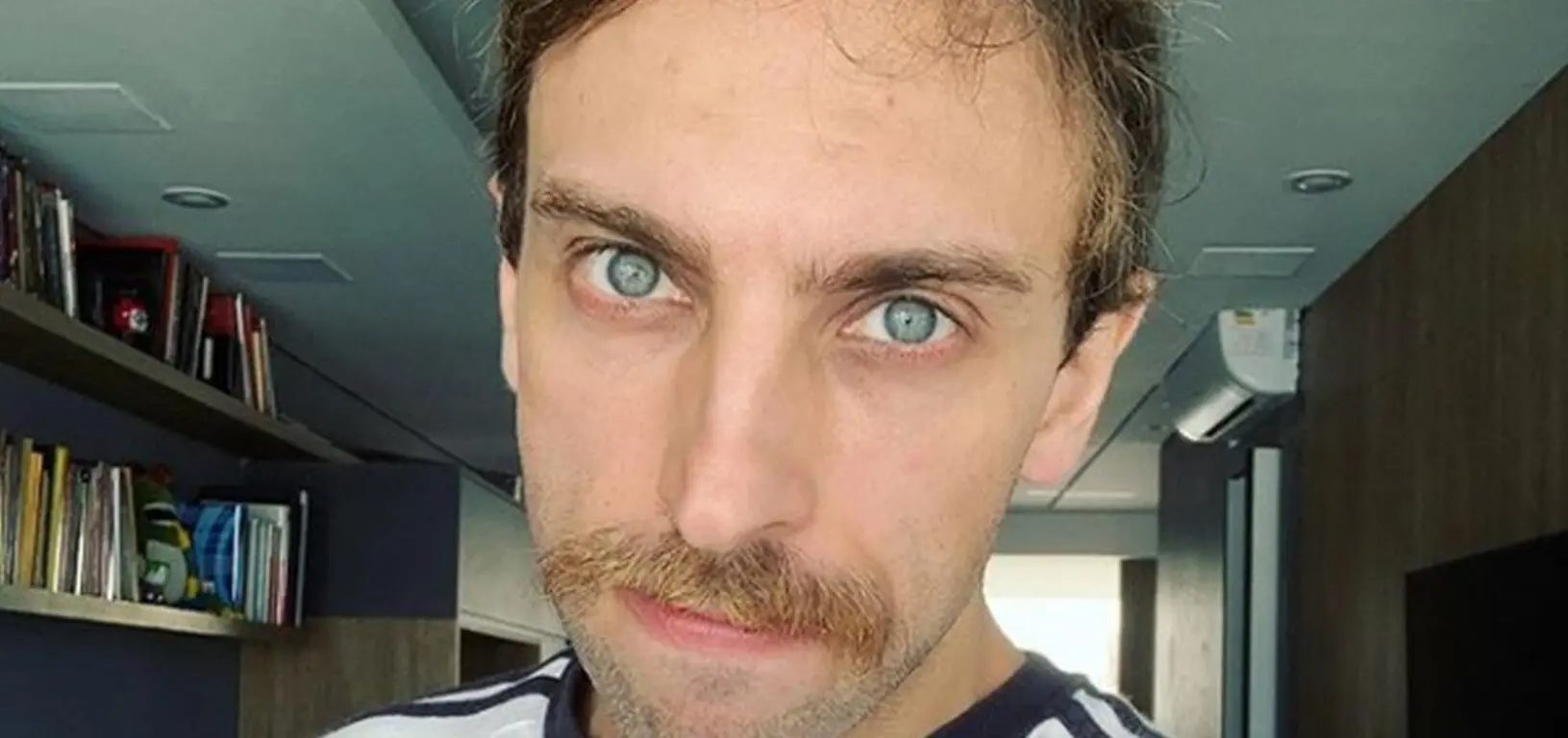 Selfie do humorista Léo Lins