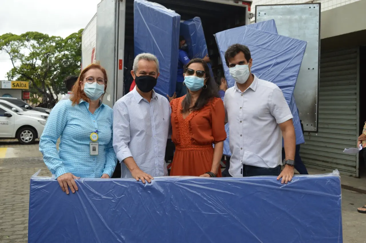 Representantes da Zenir doam colchões a hospitais públicos do Ceará.