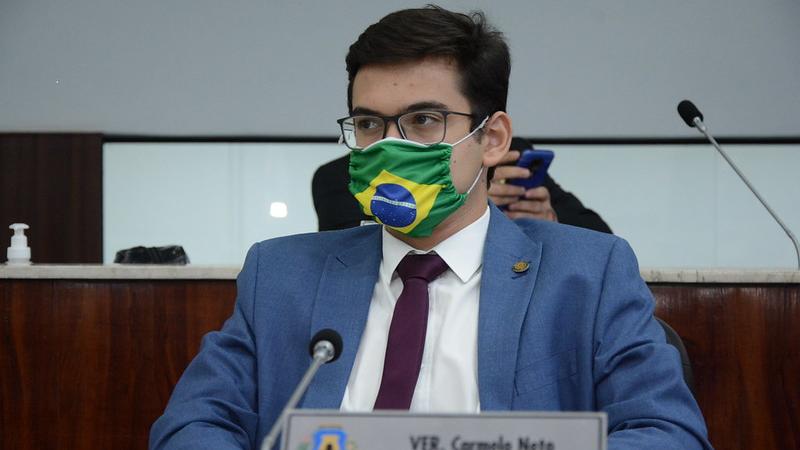 Carmelo Neto usando máscara da bandeira do Brasil