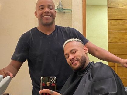 Neymar segura celular de barbeiro flamenguista