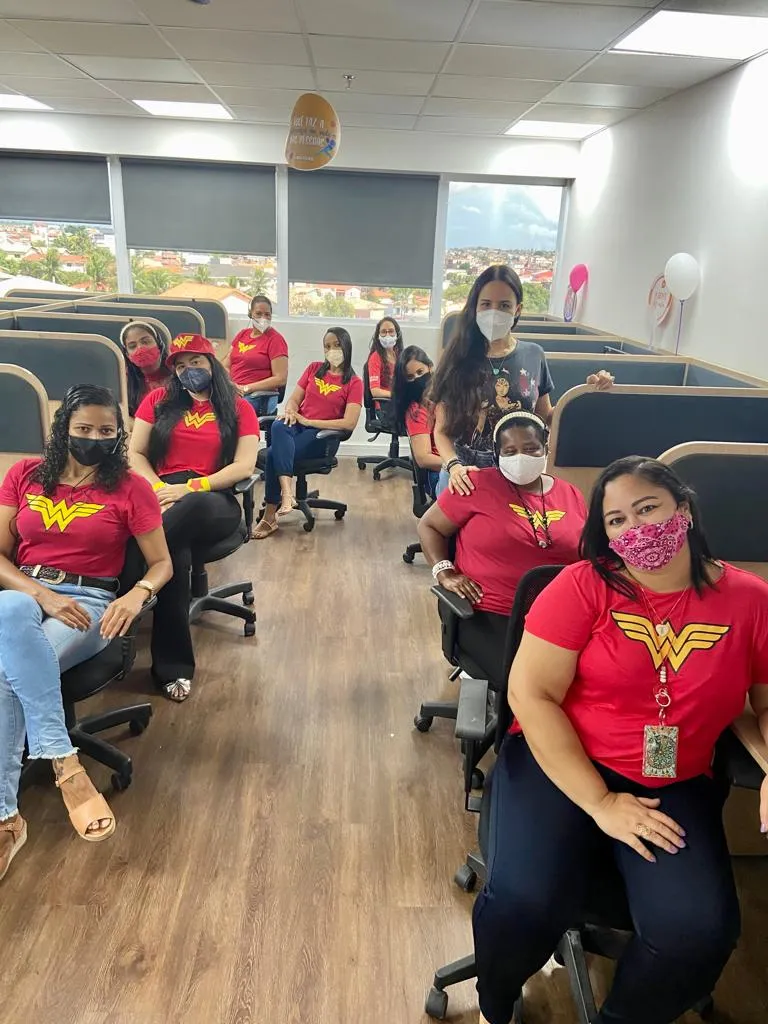 Viviane Torres, gerente nacional de operações do Educa, e equipe de call center ativo da empresa