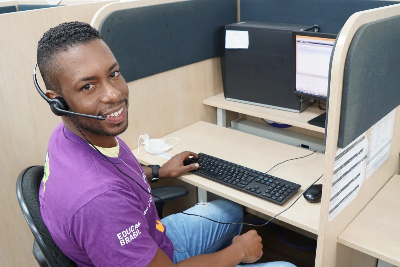 Marcos Vinicius alia trabalho de operador de telemarketing com o de locutor em uma rádio de Salvador.