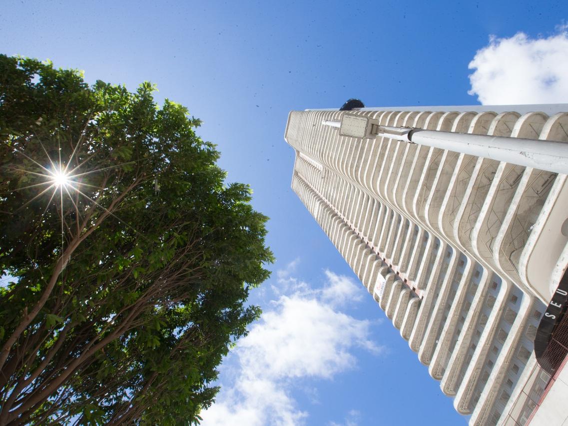 Cearenses abrem as portas de suas casas de ferro para mostrar como é viver  em contêineres - Ceará - Diário do Nordeste