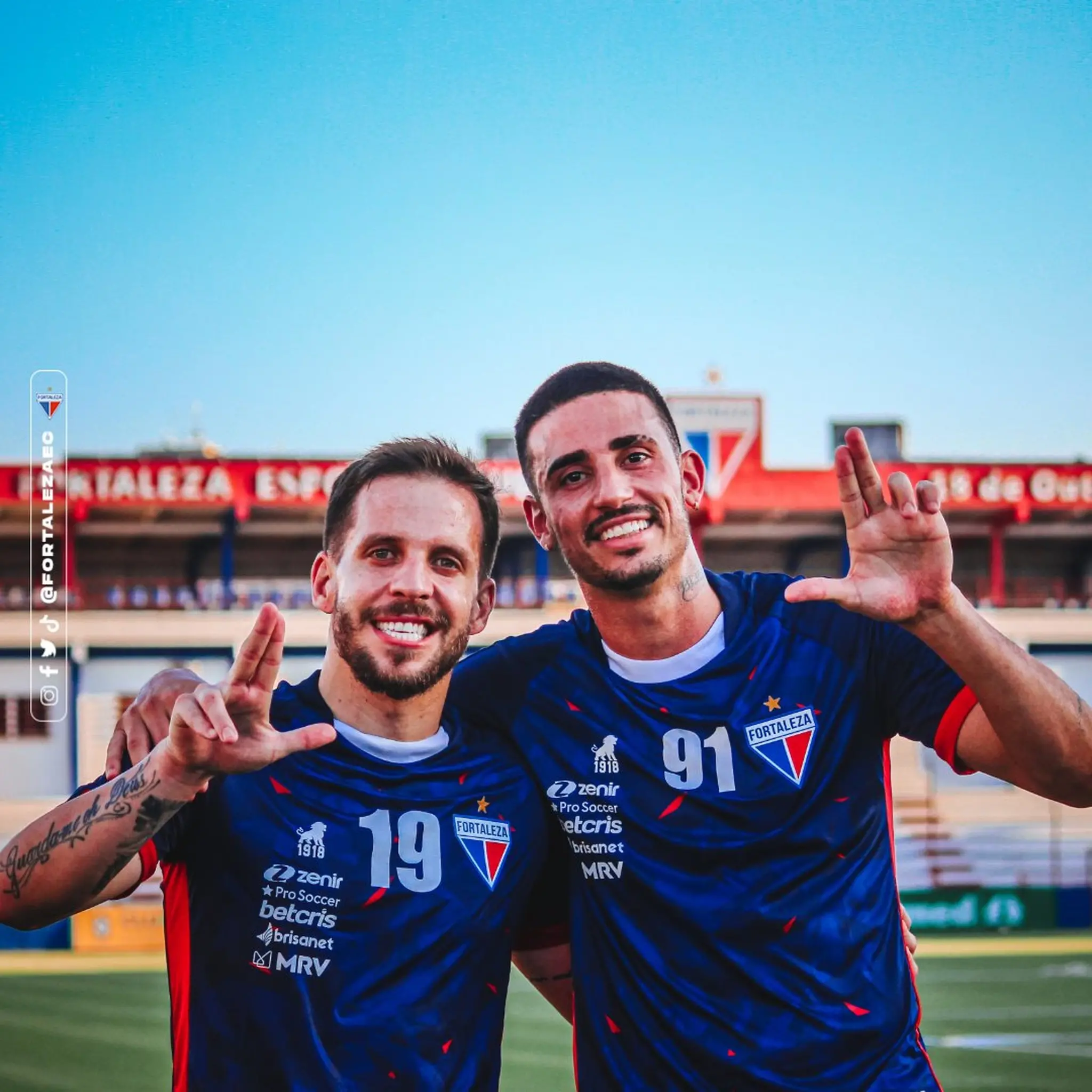 Lucas Sasha e Thiago Galhardo fazendo o L no Pici