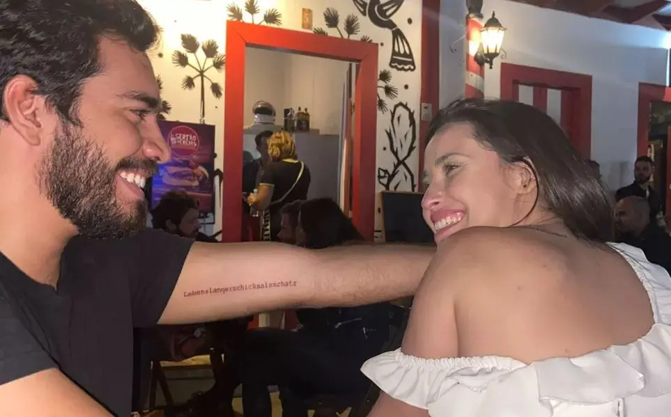 Casal apaixonado se olha em restaurante