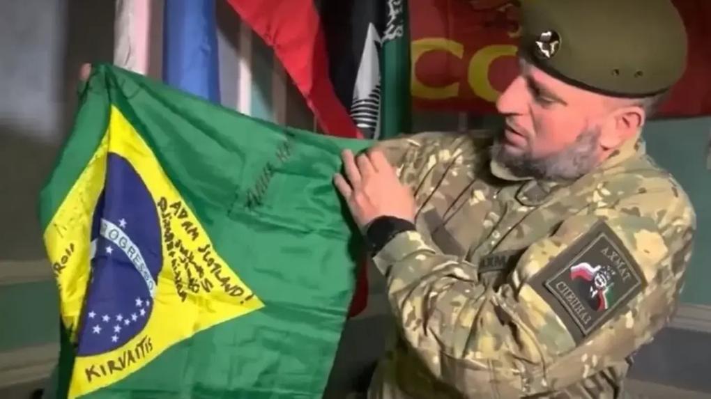 Bandeira erguida por combatente checheno