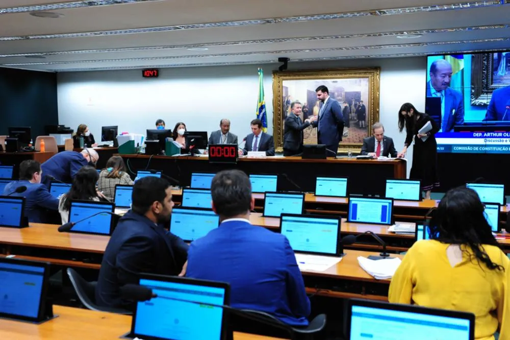 A PEC das bondades foi apensada à PEC 15/2022 para acelerar a tramitação na Câmara. A PEC 15 já foi aprovada na CCJ