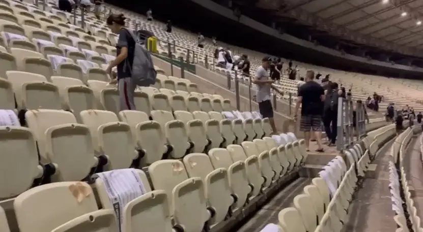Imagem mostra torcedores em arquibancada