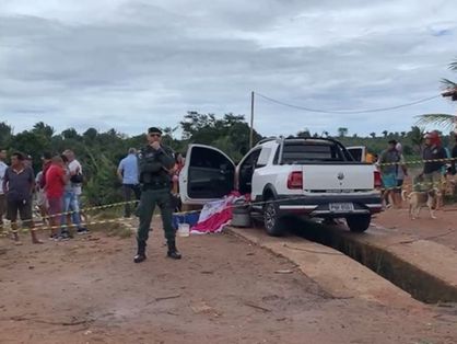 cena de crime de duplo homicídio em tianguá, com policiais, população e um carro