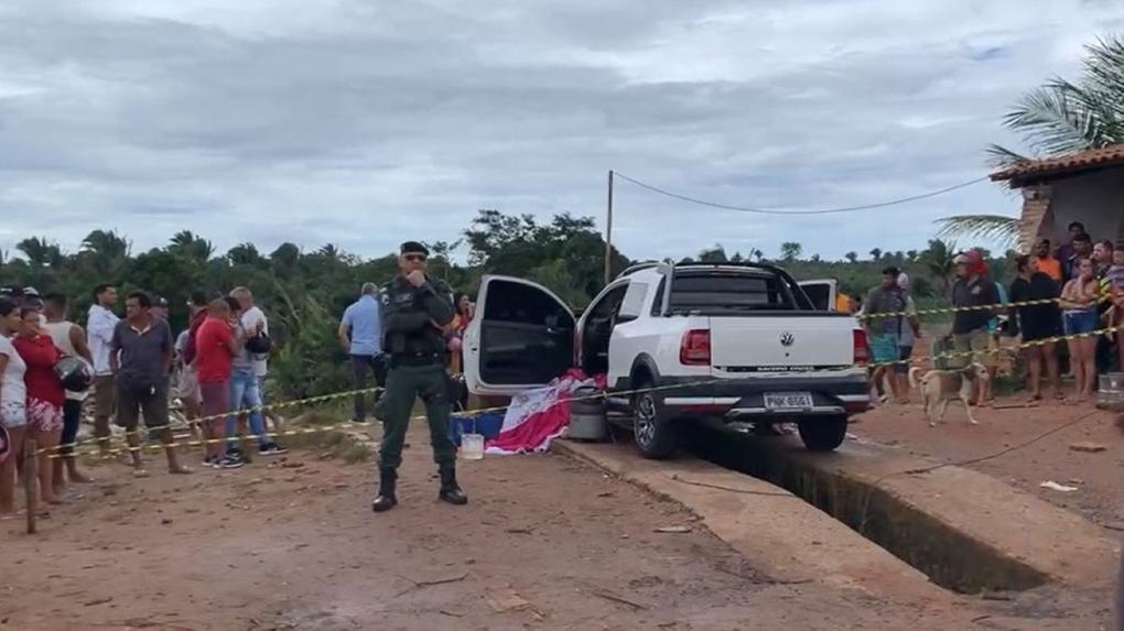cena de crime de duplo homicídio em tianguá, com policiais, população e um carro