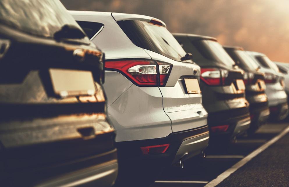 Veículos enfileirados sem placas.