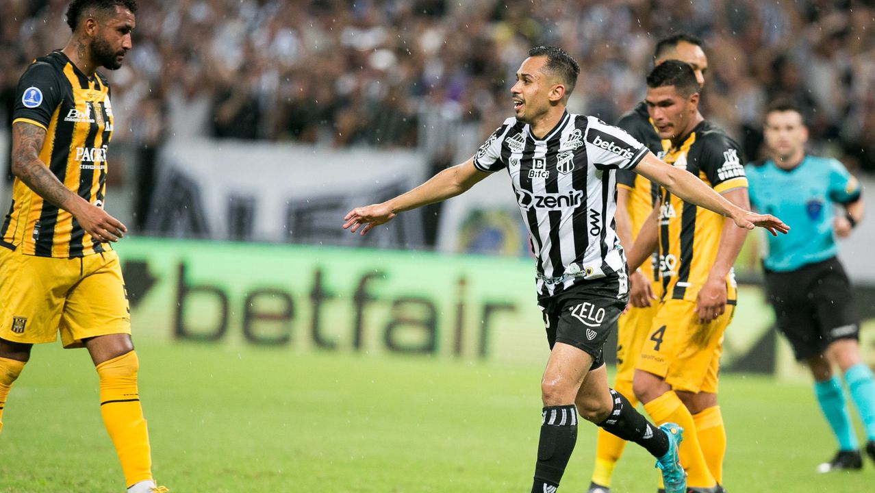 Lima comemorando gol do Ceará contra o The Strongest