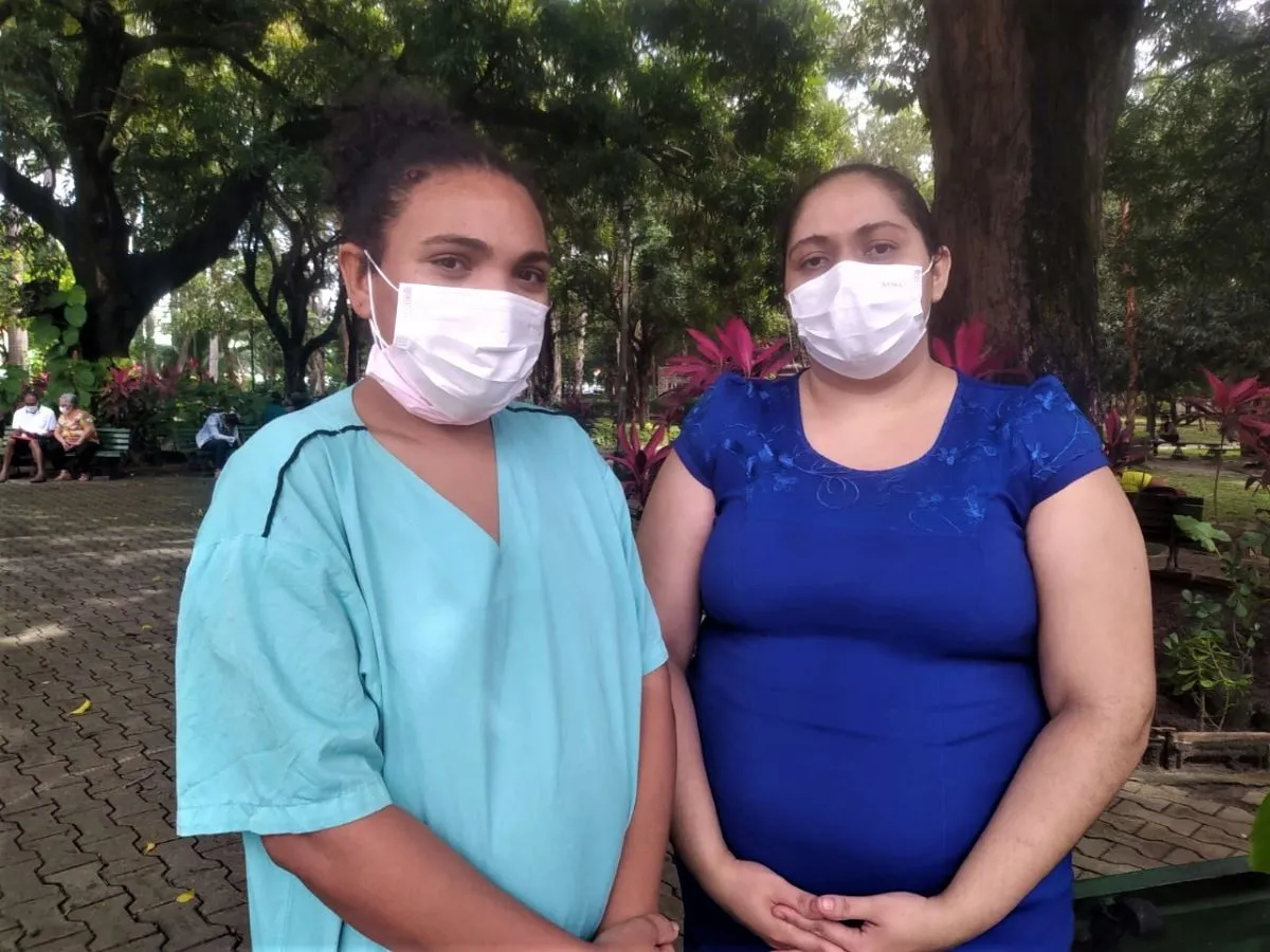Natália (à esquerda) e Iandra (à direita) têm filhos que necessitam de cirurgias cardíacas que são condicionadas ao exame de cateterismo