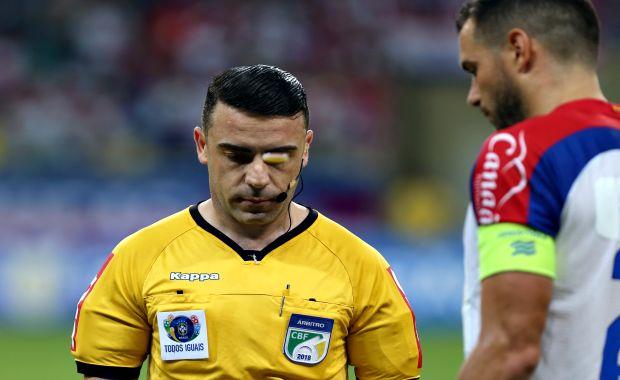 Imagem mostra árbitro de futebol