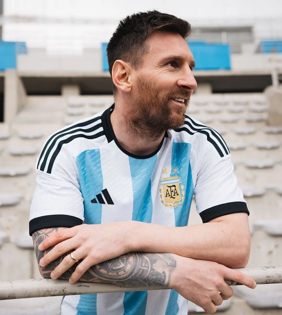 Lionel Messi posa com nova camisa da Argentina