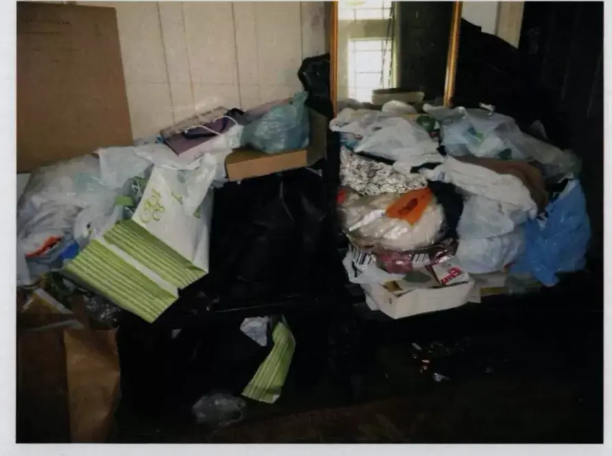 objetos na casa abandonada