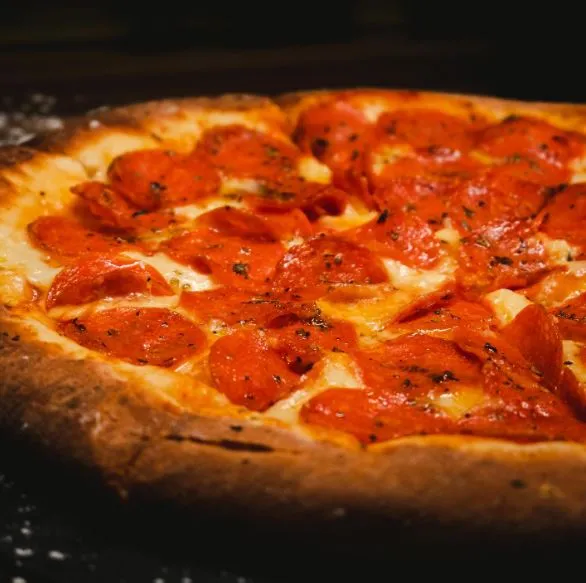 Com bastante queijo e recheio, a pizza é uma boa opção para ser partilhada com amigos e familiares
