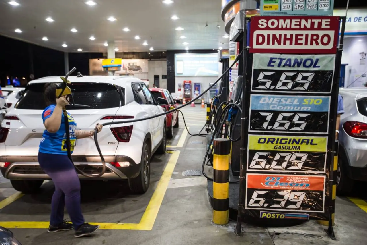 Preço de combustíveis no posto Barão, no cruzamento das avenidas Barão de Studart e Santos Dumont, na Aldeota