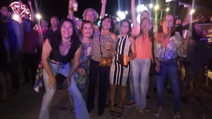 Edna (de vestido listrado) com amigas na Expocrato