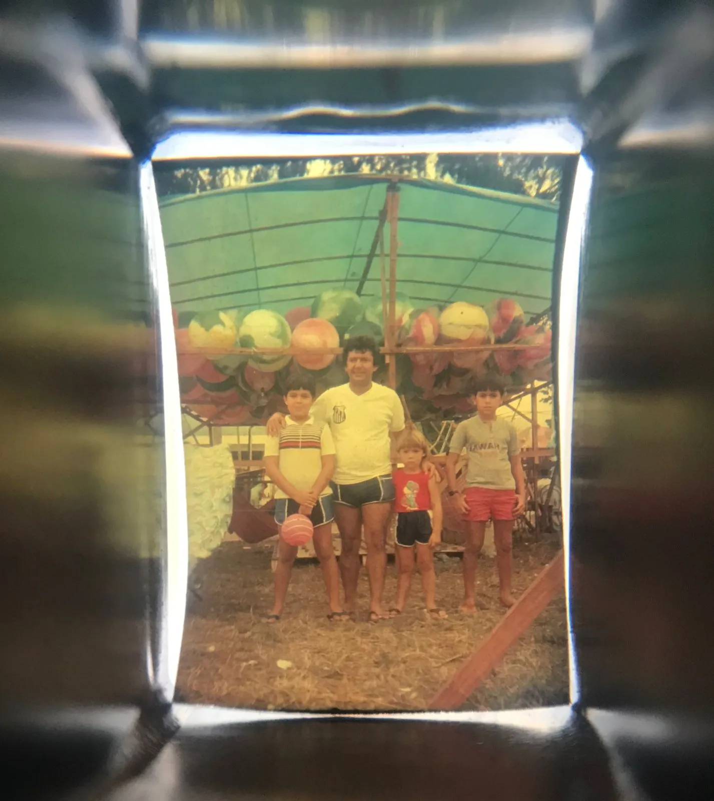 Allan com o pai, irmãos e primo em registro feito na infância na Expocrato exposto num monóculo