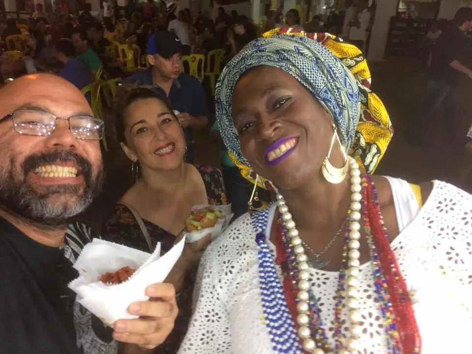 Allan aproveita o evento para comer as delicias da Bahia produzidas por Ana Angélica