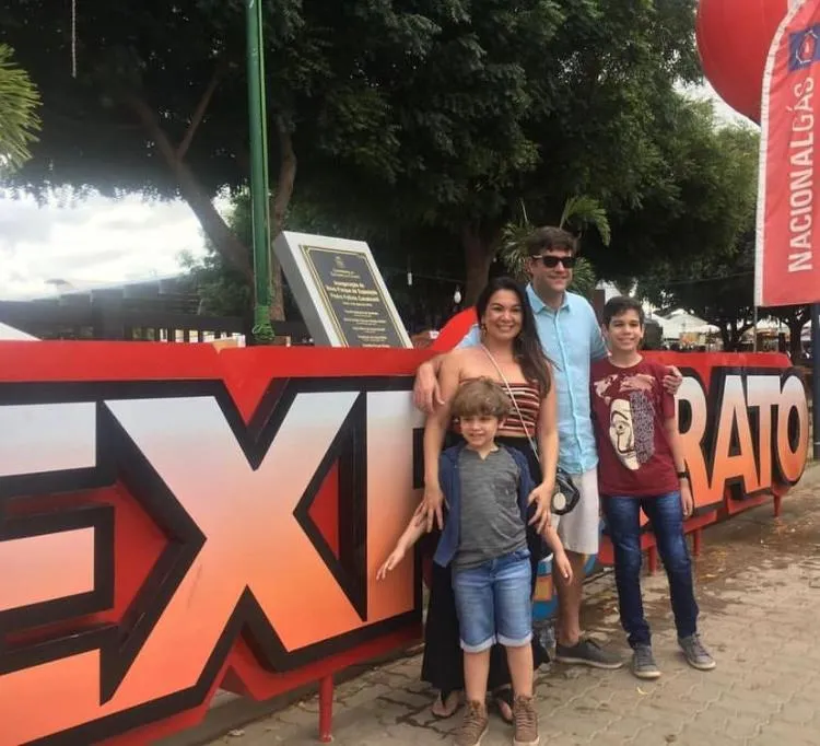 Alayne com o marido e os filhos na Expocrato, onde se conheceram