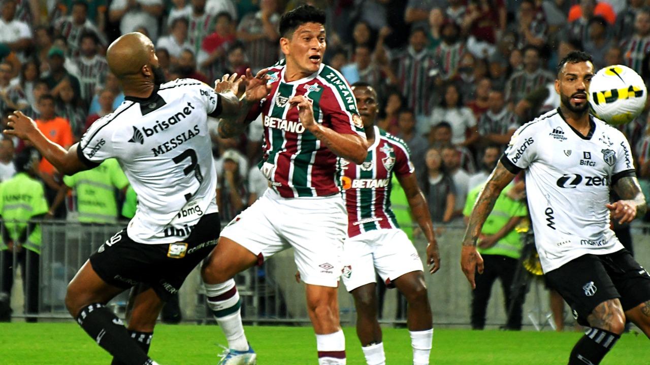 Atletas de Ceará e Fluminense disputam bola