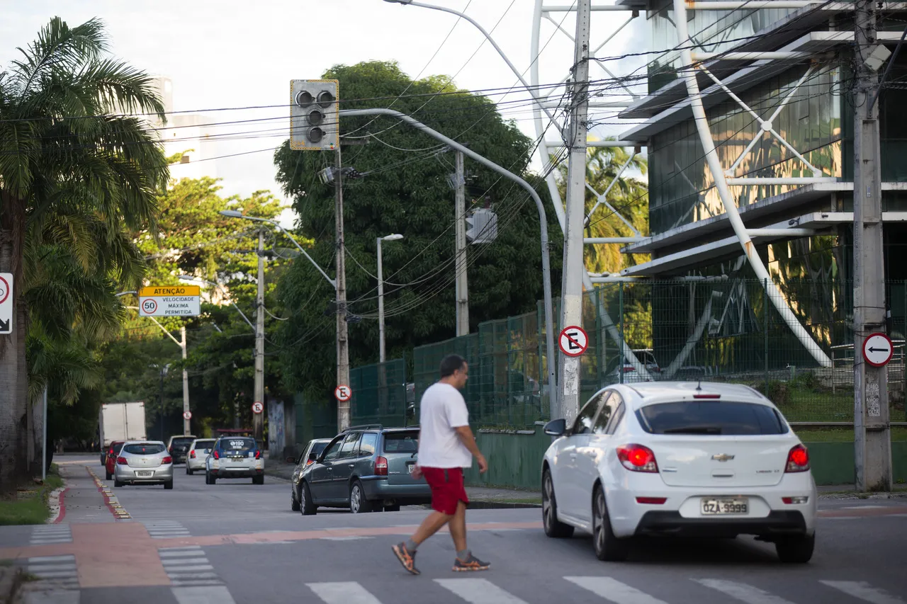 Defeitos nos sinais causam engarrafamentos e transtornos para condutores e pedestres