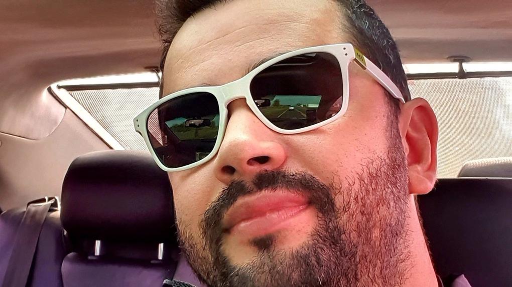 Policial penal federal Jorge Guaranho de óculos escuros e barba. É uma selfie.